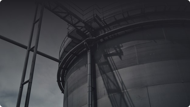 Grande cuve en maintenance sur un site industriel