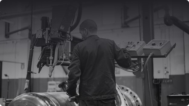 Technicien effectuant une réparation de pompe industrielle en atelier